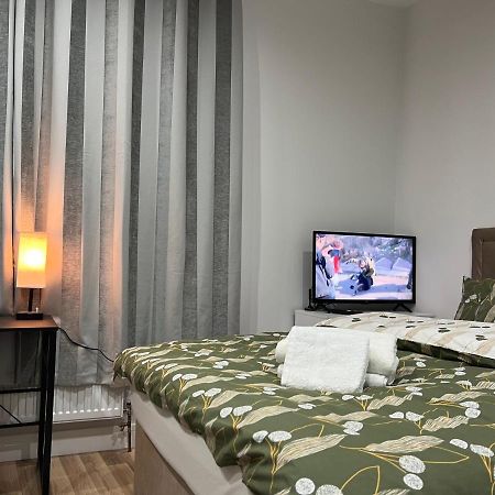 Mia Residence - Entire Studio Apartment - City View - London - Next To Ealing Broadway Station Exterior photo
